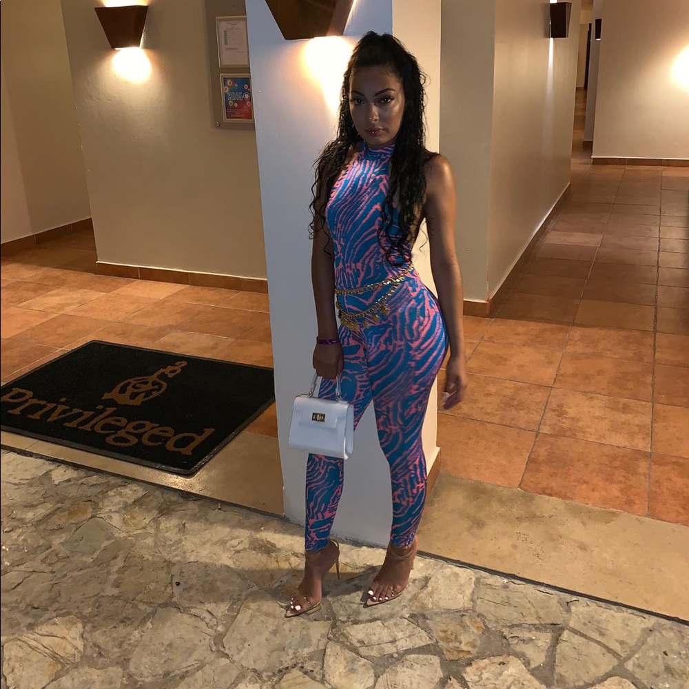 A jumpsuit that fits like a glove😘 super cute